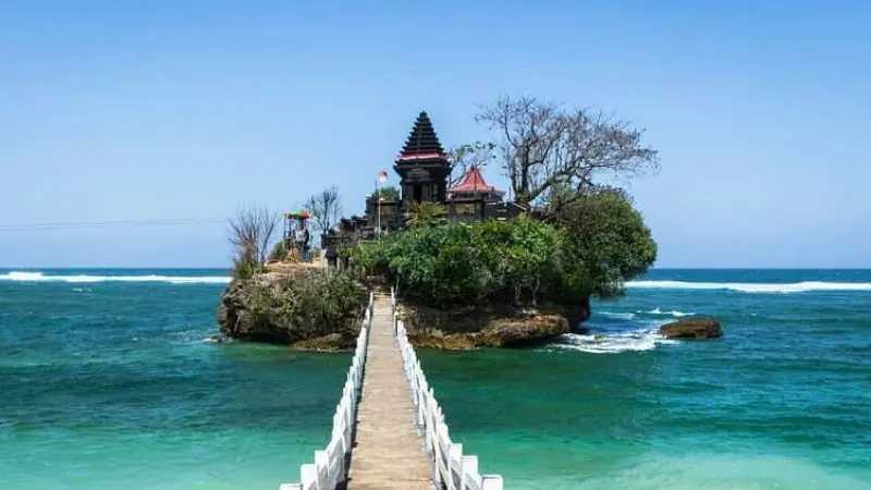 Pantai Malang, Mengeksplorasi Pesona Pantai Jawa Timur, Dari Balekambang hingga Pantai Tiga Warna