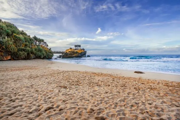 10 Wisata Pantai di Jogja Terbaik, Wajib Dikunjungi